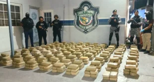 Agentes de la Policía Nacional de Panamá custodiando paquetes de sustancias ilícitas incautadas.