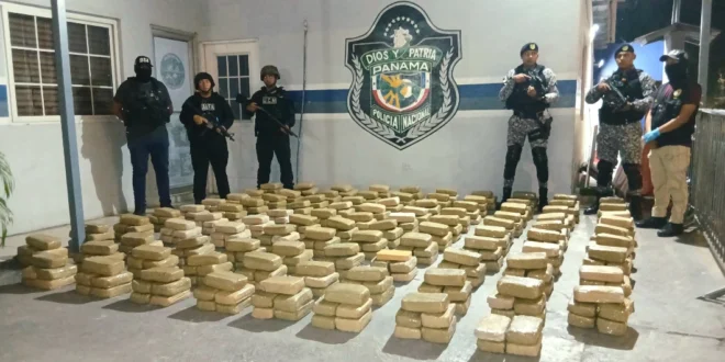Agentes de la Policía Nacional de Panamá custodiando paquetes de sustancias ilícitas incautadas.