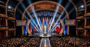 Estatuilla dorada de los Premios Oscar iluminada en el escenario del Dolby Theatre