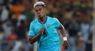 Yoel Bárcenas celebrando su gol número 100 con la camiseta de la Selección de Panamá en el estadio Moses Mabhida