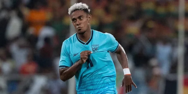 Yoel Bárcenas celebrando su gol número 100 con la camiseta de la Selección de Panamá en el estadio Moses Mabhida