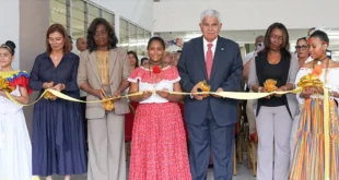 Presidente Mulino inaugurando las modernas instalaciones de la Escuela República de Venezuela