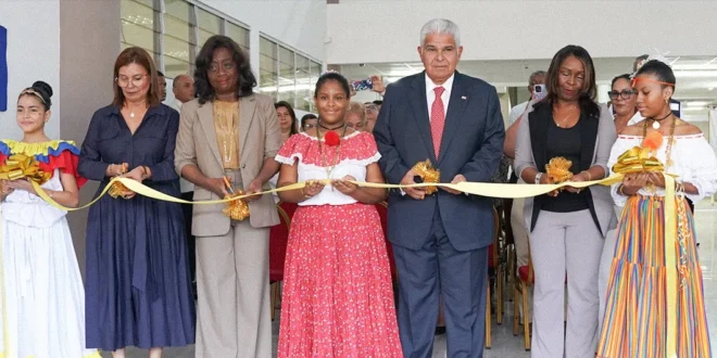 Presidente Mulino inaugurando las modernas instalaciones de la Escuela República de Venezuela