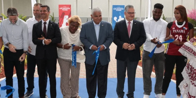 Presidente Mulino durante el corte de cinta del Centro de Alto Rendimiento Matador Tejada