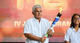 Presidente Mulino entregando la antorcha olímpica a jóvenes atletas panameños