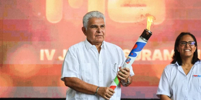 Presidente Mulino entregando la antorcha olímpica a jóvenes atletas panameños