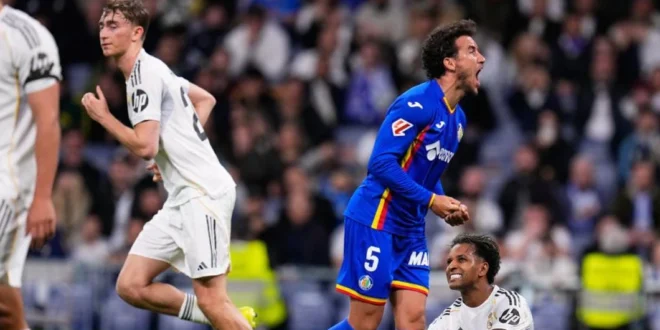 Jugadores del Real Madrid y Getafe durante el partido en el Santiago Bernabéu