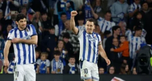 Mikel Oyarzabal celebrando el gol de la victoria de la Real Sociedad ante el Athletic Club