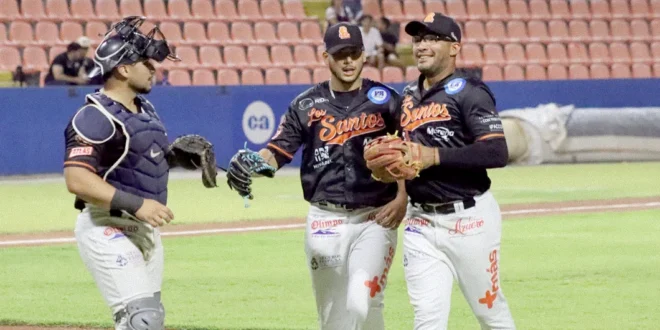 Jugadores de Los Santos celebrando la victoria ante Herrera en el Estadio Claudio Nieto
