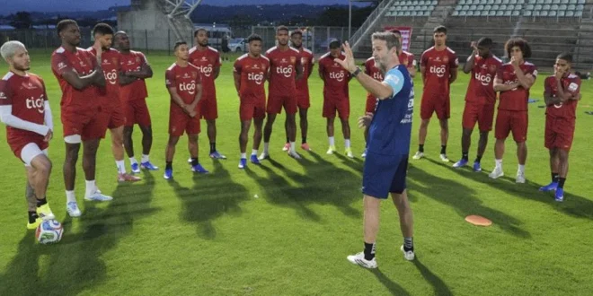 Jugadores de la Selección Mayor de Panamá entrenando con el balón Trionda en Durban