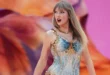 Taylor Swift actuando en un escenario frente a miles de personas