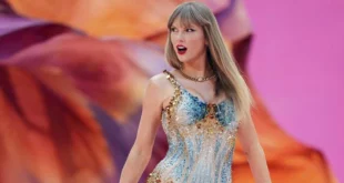 Taylor Swift actuando en un escenario frente a miles de personas