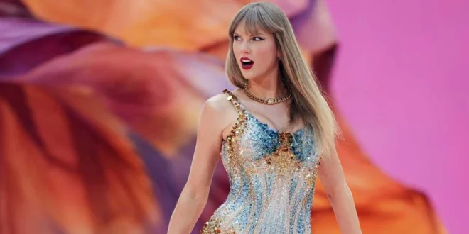 Taylor Swift actuando en un escenario frente a miles de personas