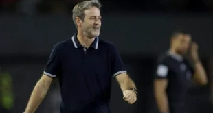 Thomas Christiansen dando instrucciones técnicas durante el partido de Panamá contra Sudáfrica