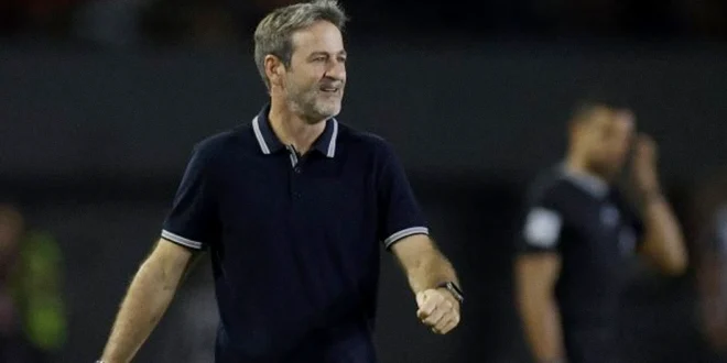 Thomas Christiansen dando instrucciones técnicas durante el partido de Panamá contra Sudáfrica