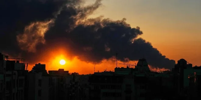 Humo sobre Teherán tras bombardeos en el conflicto entre Irán e Israel