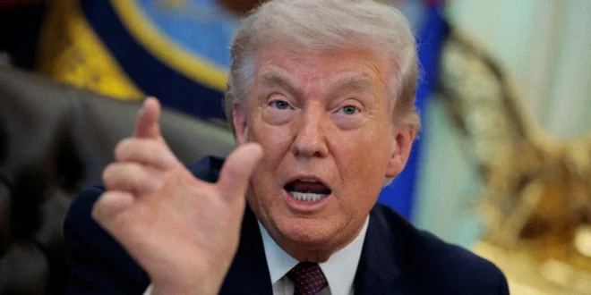 Donald Trump durante el anuncio oficial del retiro de tropas estadounidenses desde la Oficina Oval.