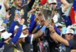 Selección de Venezuela celebrando el trofeo del Clásico Mundial de Béisbol 2026 en el loanDepot Park