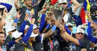 Selección de Venezuela celebrando el trofeo del Clásico Mundial de Béisbol 2026 en el loanDepot Park