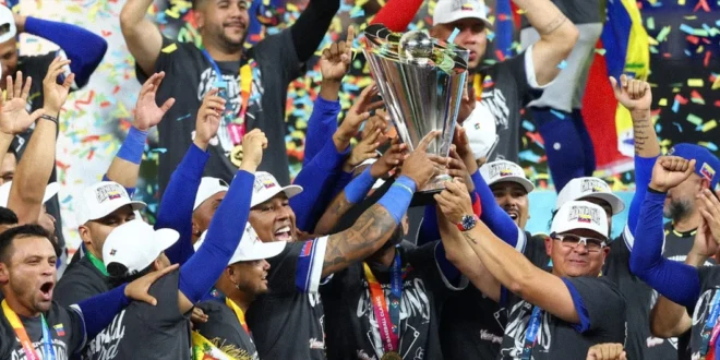 Selección de Venezuela celebrando el trofeo del Clásico Mundial de Béisbol 2026 en el loanDepot Park