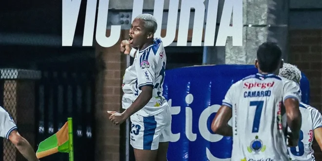 Jugadores del Veraguas United FC celebrando la victoria ante Sporting San Miguelito en el COS Sport Plaza