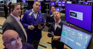 Operadores trabajan en la sala de la Bolsa de Nueva York