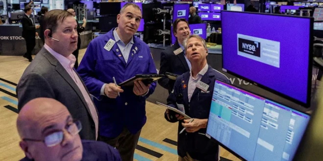 Operadores trabajan en la sala de la Bolsa de Nueva York