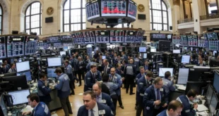 Operadores en el parqué de la Bolsa de Nueva York durante una sesión volátil