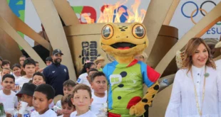 Celebración cultural con la antorcha olímpica y bailarines de folklore en el Parque Recreativo y Cultural Omar