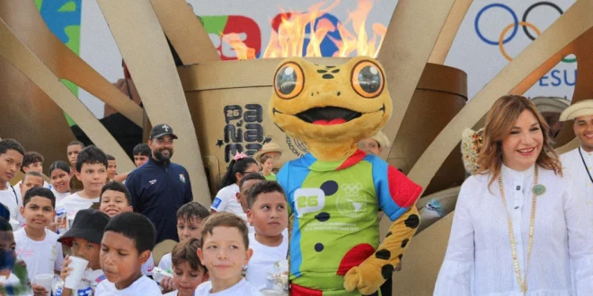Celebración cultural con la antorcha olímpica y bailarines de folklore en el Parque Recreativo y Cultural Omar
