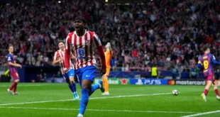 Lookman celebrando el gol ante el FC Barcelona