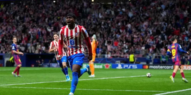 Lookman celebrando el gol ante el FC Barcelona