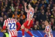 Julián Álvarez celebrando su gol de falta frente al FC Barcelona en el Camp Nou
