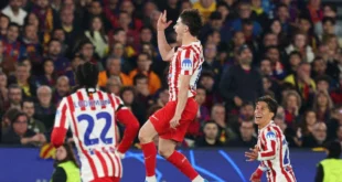 Julián Álvarez celebrando su gol de falta frente al FC Barcelona en el Camp Nou