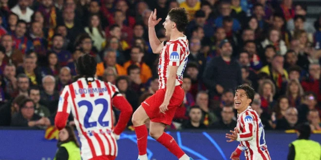 Julián Álvarez celebrando su gol de falta frente al FC Barcelona en el Camp Nou