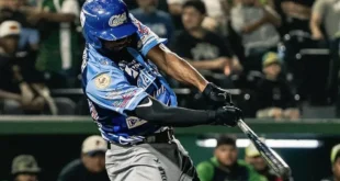 Jugador de béisbol colonense celebrando una victoria en el estadio