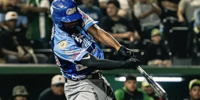 Jugador de béisbol colonense celebrando una victoria en el estadio