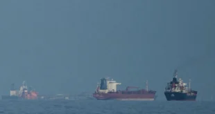 Buques petroleros esperando cerca del estrecho de Ormuz tras el anuncio de restricciones navales.