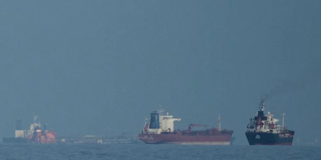 Buques petroleros esperando cerca del estrecho de Ormuz tras el anuncio de restricciones navales.