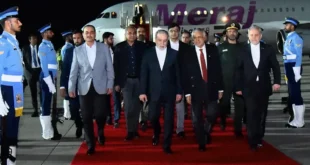 Canciller iraní Abás Araqchi llegando a Islamabad para negociaciones de paz