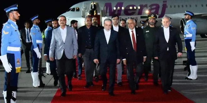 Canciller iraní Abás Araqchi llegando a Islamabad para negociaciones de paz