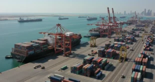 Puerto comercial en Emiratos Árabes Unidos con buques de carga en el horizonte