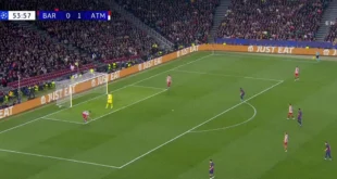 Momento de la mano de Marc Pubill en el área durante el FC Barcelona contra Atlético de Madrid