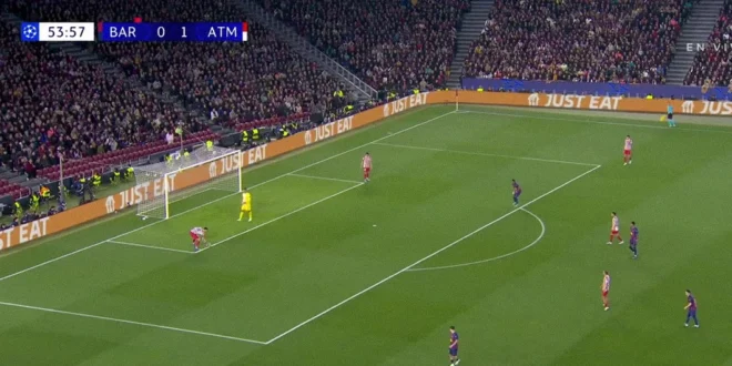Momento de la mano de Marc Pubill en el área durante el FC Barcelona contra Atlético de Madrid
