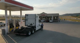 Camión de carga repostando diésel en una gasolinera estadounidense