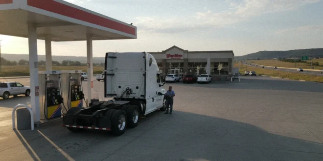 Camión de carga repostando diésel en una gasolinera estadounidense