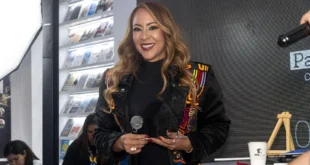 Jessica Canto presentando su libro Forjada por el fuego en la FIL Bogotá