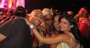 Kylie Jenner posando en el festival de Coachella durante una sesión fotográfica