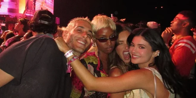 Kylie Jenner posando en el festival de Coachella durante una sesión fotográfica