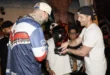 Mayer Mizrachi entregando la Llave de la Ciudad de Panamá al artista Farruko